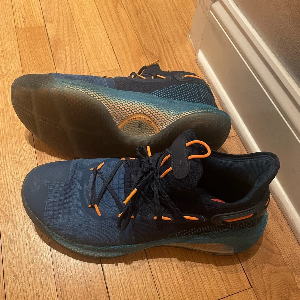 Under Armour basketball shoes - Picture 2 of 8